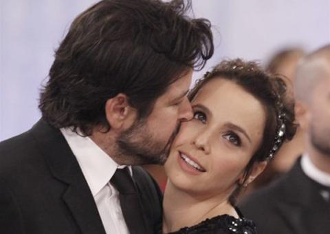 Apaixonado, Murilo Benício revela que está casado com Débora Falabella